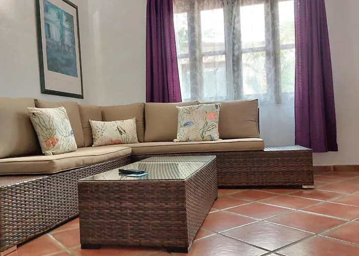 Mit Kleiner Innenhof-terrasse Im Mediterranen Stil