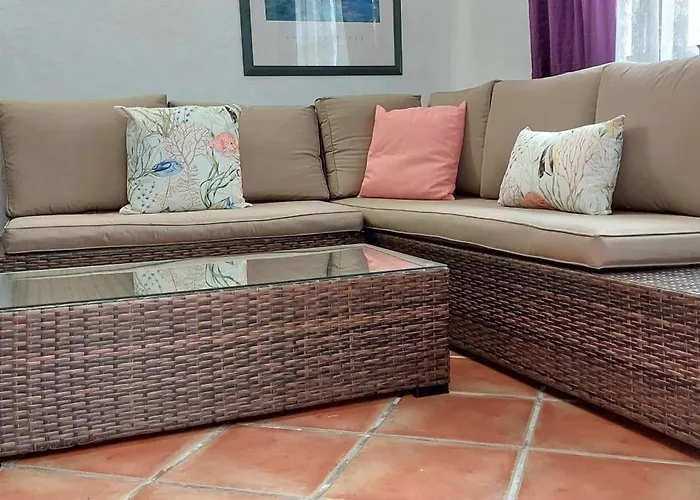 Mit Kleiner Innenhof-terrasse Im Mediterranen Stil アパート