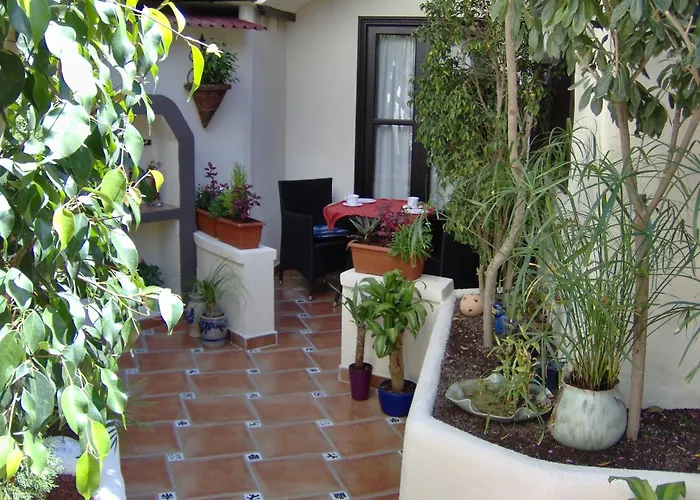 Mit Kleiner Innenhof-terrasse Im Mediterranen Stil *
