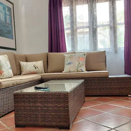 Mit Kleiner Innenhof-terrasse Im Mediterranen Stil